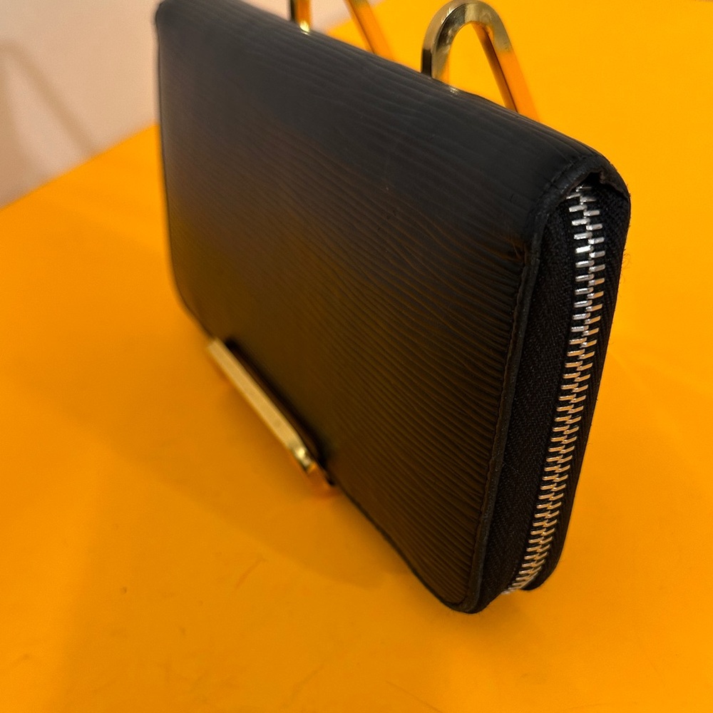 Louis Vuitton Epi Black zipper round wallet - Picture 5 of 15